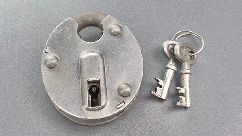 [1224] Soviet Lock Fails Because of Terrible Material Choice