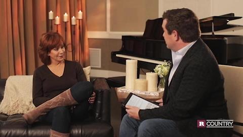 Reba McEntire talks about how she gets her sexy legs | Rare Country