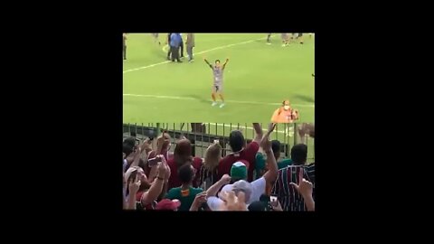 Cano dançando enquanto a torcida do Fluminense canta sobre o Vasco Fluminense campeão da Taça Guan