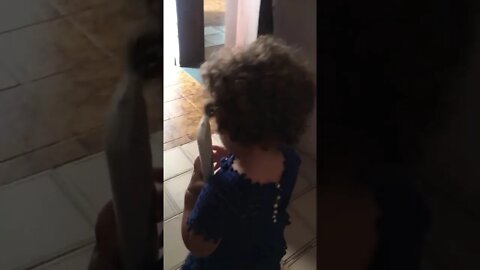 Bebê falando ao telefone com a vovo - Baby talking on the phone with grandma - طفل يتحدث على الهاتف