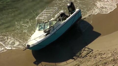 Boat in suspected smuggling operation comes ashore in Lantana