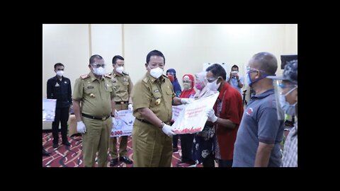 Gubernur Lampung Arinal Djunaidi Salurkan Bantuan Sosial Program PKH, Sembako, dan BST Tahun 2021
