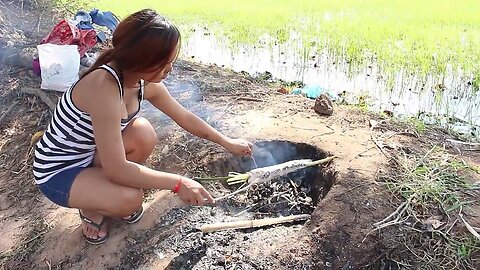 OMG, Beautiful girl cooking Fish Grill with Salt | Village Food factory | Asian Food