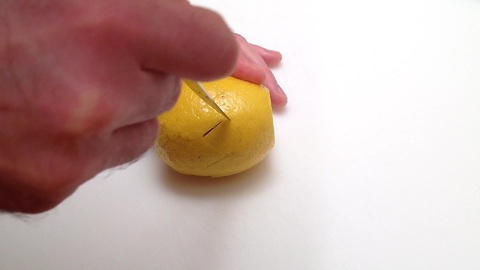 Comment couper un citron, une tomate et un kiwi en dents de loup (historier)