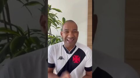 Xerifão Rodrigo mandando o papo para os jogadores do Vasco