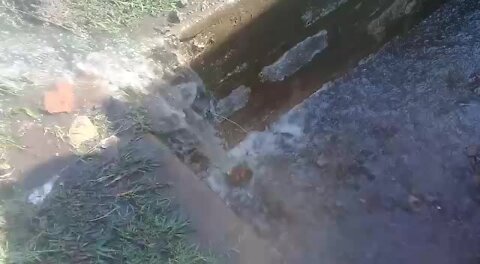 SOUTH AFRICA - Durban - Burst water pipe (Videos) (hV3)