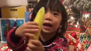 Criança recebe uma banana no natal!