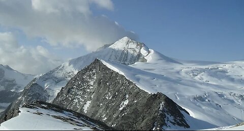 What Is the Difference Between Hiking and Mountaineering? (Explained)