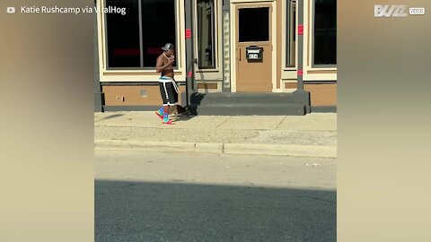 Homem flagrado passeando com guaxinim como se fosse um cão 9