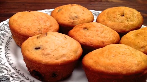 How to quickly make chocolate and cranberry muffins