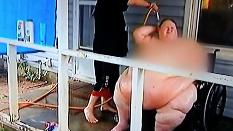 700lb woman has to wash herself outside with a hose