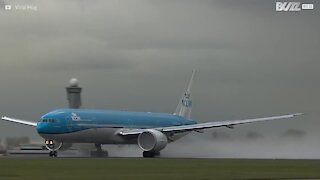 Flygplan träffas av blixten just efter uppstigning