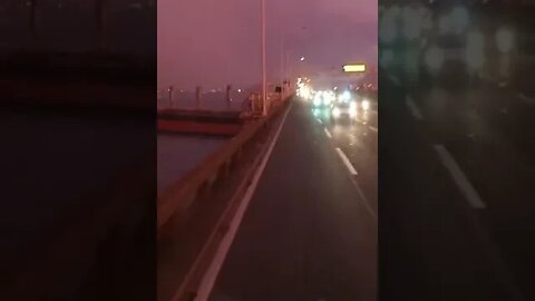 Navio batendo na Ponte Rio-Niterói - 14/11/2022 - 19:00