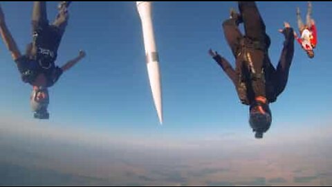 Des parachutistes sautent avec un missile