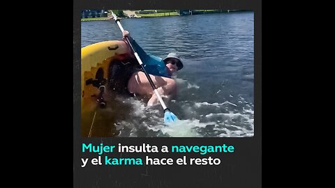 Mujer sufre karma instantáneo en su kayak en Australia