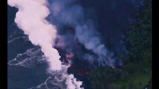 Quando la lava del vulcano Kilaue incontra l'Oceano Pacifico