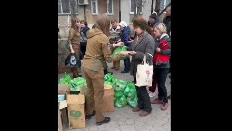 Distribution of humanitarian aid by Russia in Mariupol