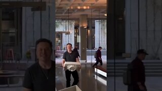 "LET THAT SINK IN" | Elon Musk enters Twitter HQ with a KITCHEN sink. #ElonMusk #TwitterHQ