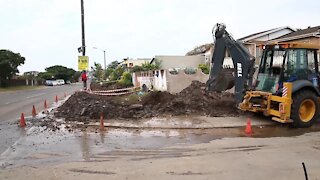 SOUTH AFRICA - Durban - Burst water pipe in Phoenix (Video) (8Ld)