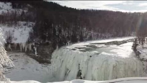 Une cascade gelée filmée par un drone dans l'État de New York