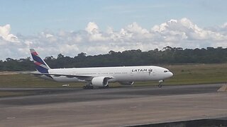 Boeing 777-300ER PT-MUC pousa em Manaus vindo de Guarulhos