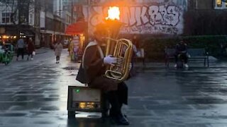 Cet artiste de rue crache du feu... avec un tuba !