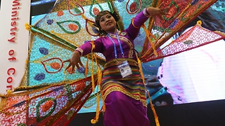 Amazing Myanmar peacock dance in China