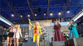 Dolly Parton Made A Surprise Appearance At The Newport Folk Festival