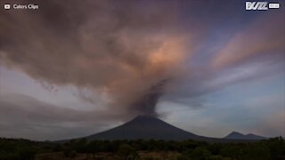 Vulcano a Bali espelle ceneri in time-lapse