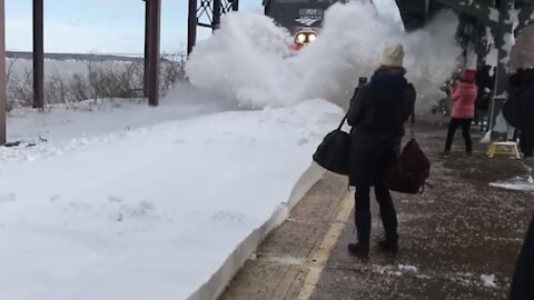 Trem causa avalanche de neve na estação