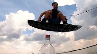 Il explose le "bottle cap challenge" en wakeboard!