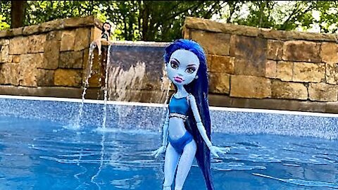 Monster High Pool Diving Contest