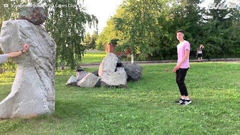 Ce jeune homme utilise le visage de son ami pour faire un saut périlleux arrière