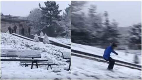 Parisienses aproveitam neve para esquiar em Montmartre