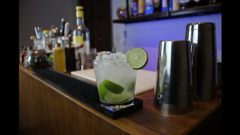 Cocktails & Sessions - MAKE CAIPIRINHA