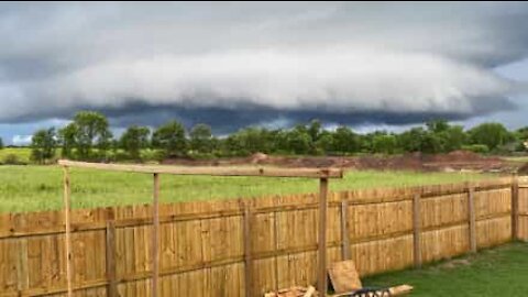 Arkansas: Il filme la formation d'une tornade en accéléré