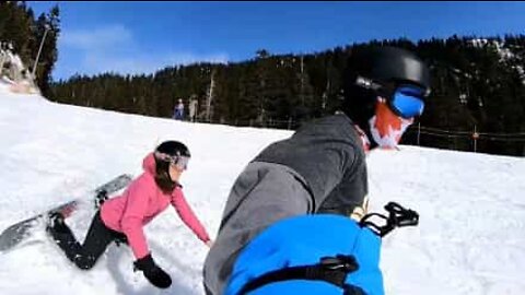 Brincadeira acaba em mergulho para a neve