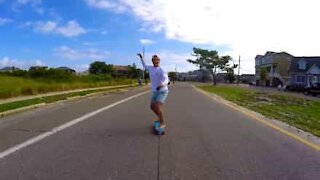 Jovem skater sofre queda dolorosa no asfalto