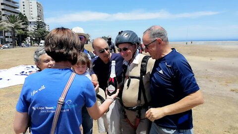 SOUTH AFRICA - Cape Town - 90 Year Old Paraglider (Video) (sMT)