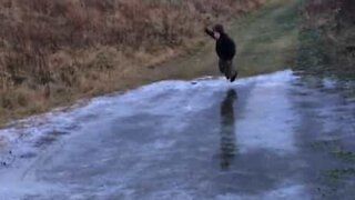 Chute spectaculaire sur la glace