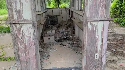 Found an old abandoned gas station!