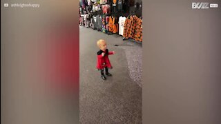 Cette petite fille n'a absolument pas peur de ce mannequin d'Halloween