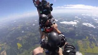 Ces amis sautent d'un avion telle une équipe de bobsleigh