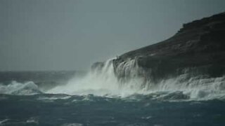 Homem arrisca a vida em penhasco para filmar rebentação das ondas