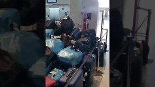 Montanha de malas esquecidas no aeroporto na França. #aeroporto #viajando #bagagem