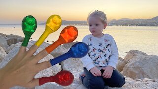 Sofia and the song "Colors finger" with baloons