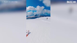 Jovem fazem ski em cenário inacreditável!