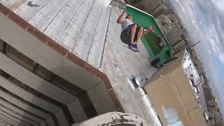 Assustador: Jovem faz mortal em telhado de prédio!