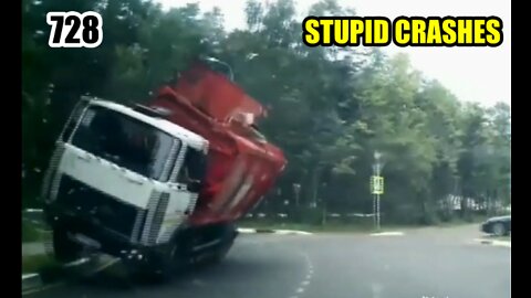 Stupid driving mistakes 728 (August 2022 English subtitles)