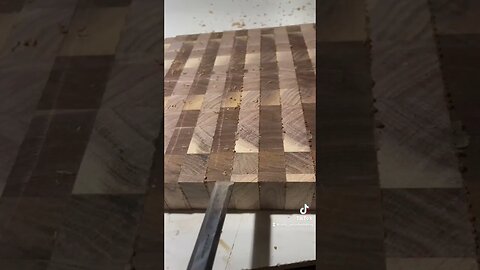 End grain walnut satisfaction #shorts #woodworking #shortvideo #subscribe #trending #cuttingboards